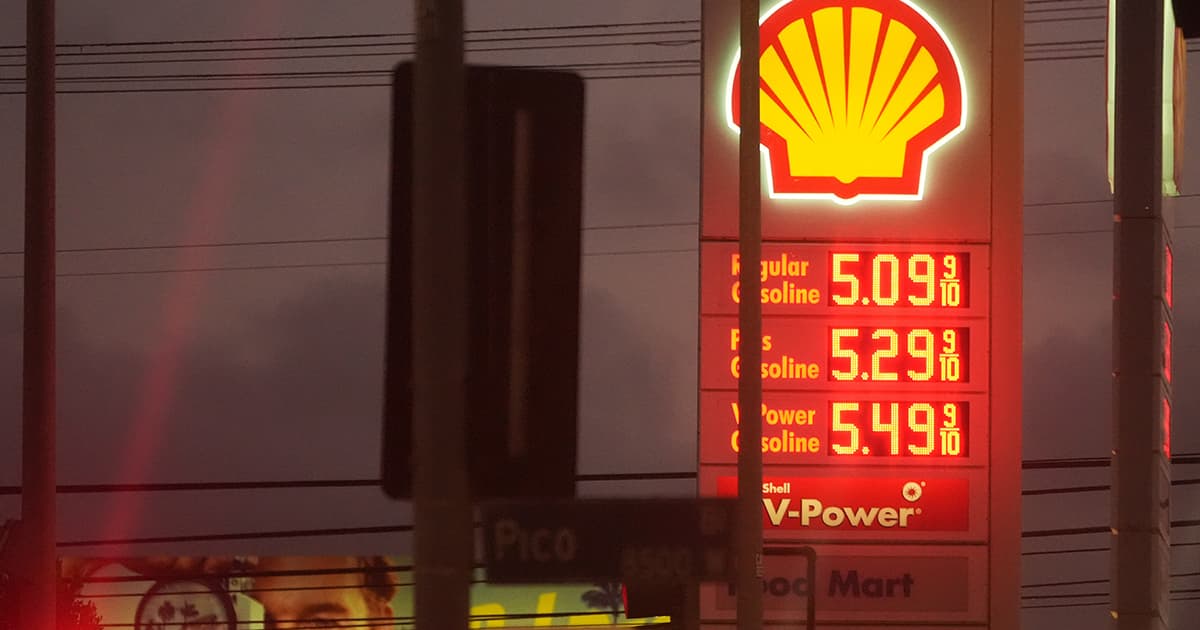 Oil trading and energy market charts